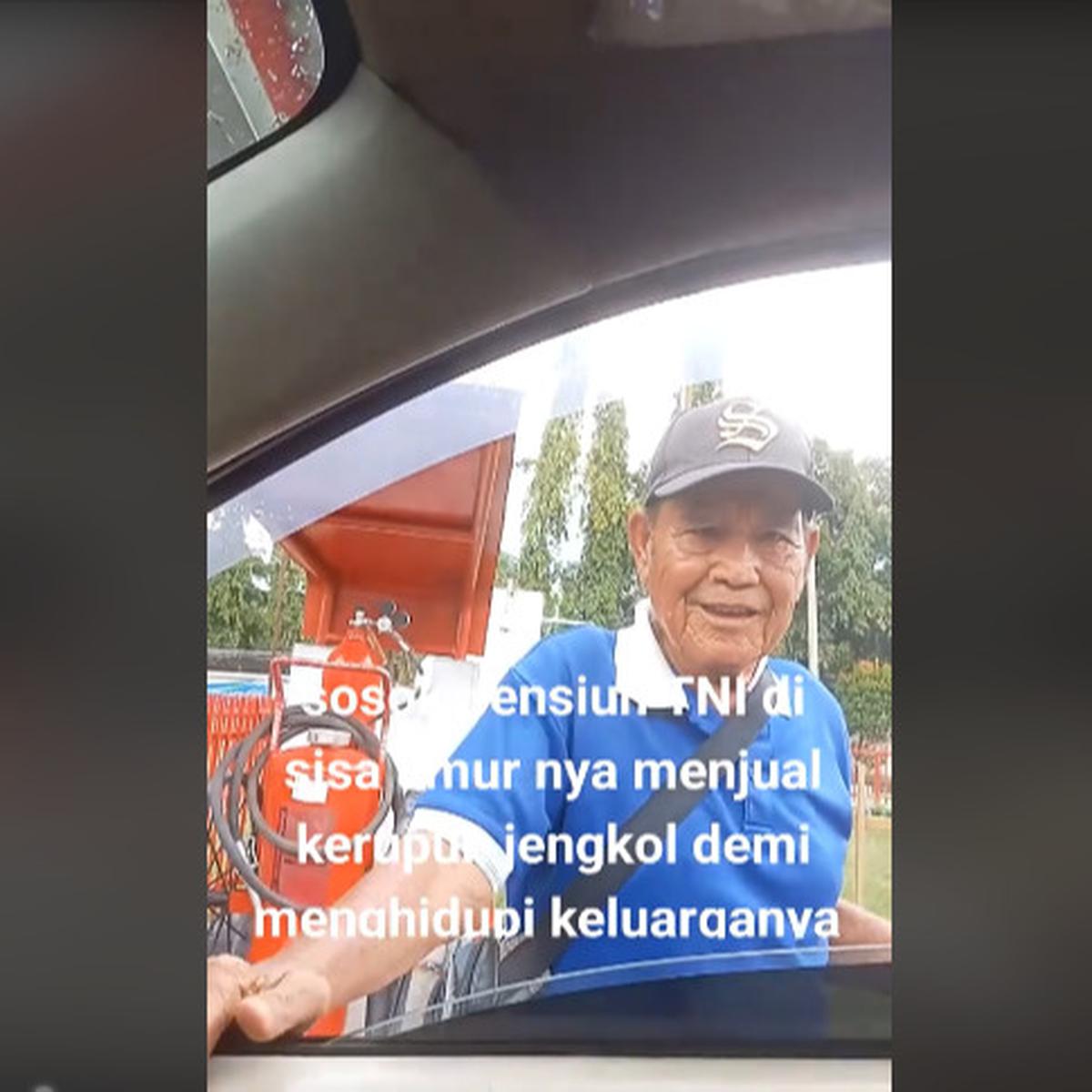 Pensiunan TNI ini Jadi Pedagang Asongan Kerupuk Jengkol di Pinggir Jalan Demi Kebutuhan Hidup