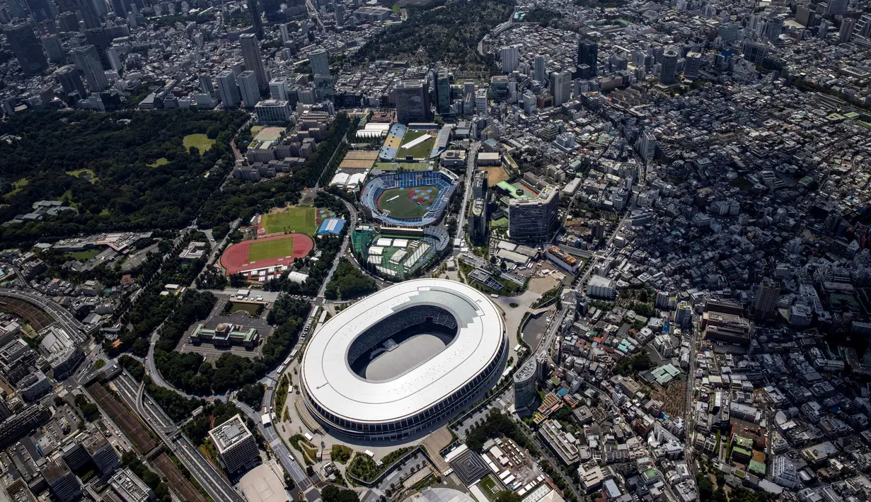 Foto udara ini menunjukkan cakrawala Tokyo dan Stadion Olimpiade, tempat utama Olimpiade Tokyo 2020, di Tokyo pada 19 Juli 2021. Olimpiade Tokyo 2020 digelar mulai 23 Juli 2021, mundur setahun dari agenda semula akibat pandemi virus corona Covid-19. (Behrouz MEHRI/AFP)