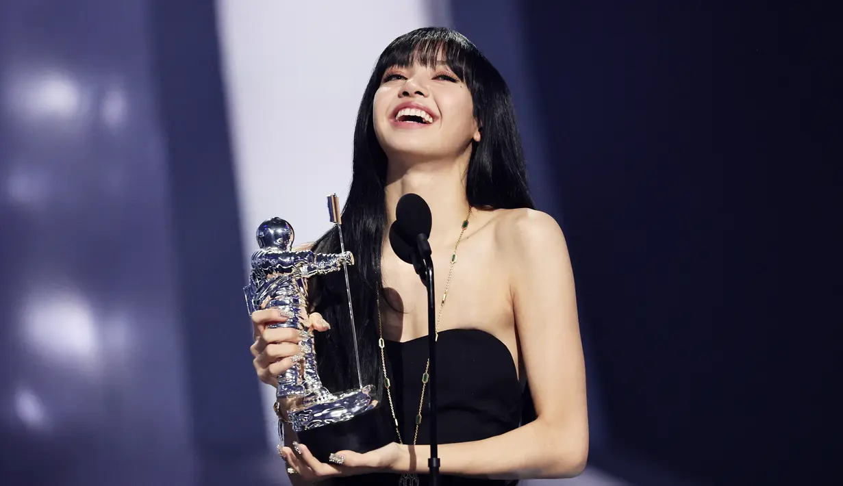 Lisa menerima penghargaan Best K-Pop pada ajang MTV VMA 2022 di Prudential Center, Newark, New Jersey, Amerika Serikat, 28 Agustus 2022. Lisa memenangkan penghargaan pada kategori Best K-Pop untuk album solonya yang bertajuk 'Lalisa'. (Theo Wargo/Getty Images for MTV/Paramount Global/AFP)