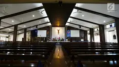 Panitia Gereja Santa Anna merapikan altar dan mempersiapkan tempat peribadatan malam Misa Natal di Duren Sawit, Jakarta, Senin (24/12). Persiapan tersebut untuk menyambut umat Kristiani yang akan beribadah pada malam Misa Natal. (Merdeka.com/Imam Buhori)