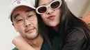 Potret selfie yang tak kalah menggemaskan dari Maudy Ayunda dan Jesse Choi. Keduanya berpenampilan kasual, Maudy mengenakan sunglasses dengan frame putih yang bulat, sedangkan Jesse Choi mengenakan kacamata baca dan topi putih. [Foto: Instagram/maudyayunda]