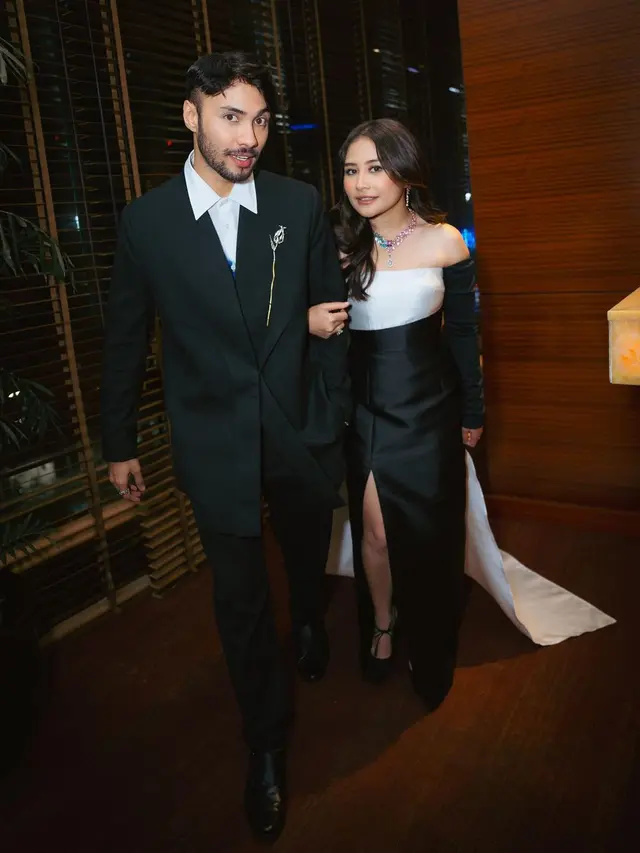Prilly Latuconsina dan Refal Hady saat gala premiere film Ketika Berhenti di Sini (Foto: Instagram prillylatuconsina96)