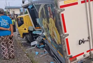 Insiden kecelakaan maut melibatkan KA Pangrango dan sebuah truk boks terjadi di perlintasan sebidang Cisaat-Cibadak. (Liputan6.com/Fira Syahrin)