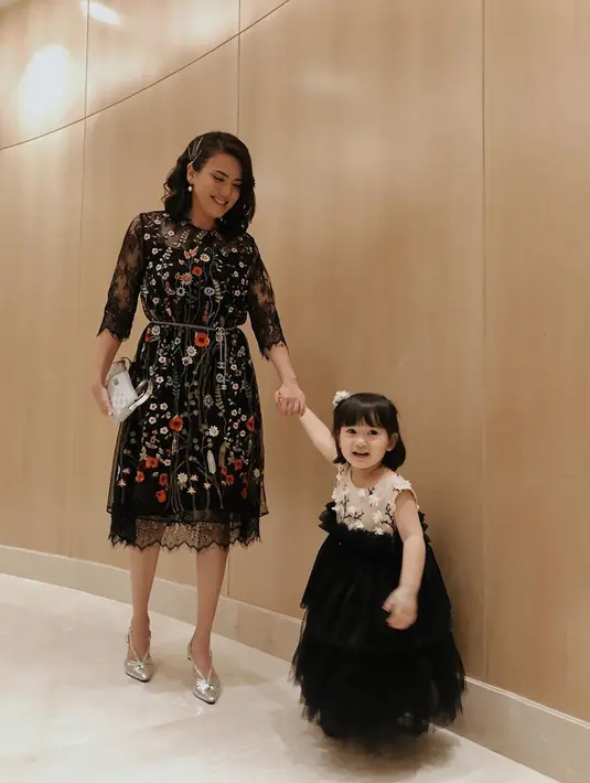 Melalui akun Instagramnya, Alice kerap  mengajak anak perempuannya, Alita Naora Lawi untuk OOTD bersama. Keduanya pun terlihat kompak dengan busana senada. (Liputan6.com/IG/@alicenorin)