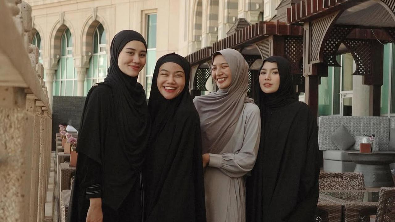 Ke Tanah Suci Bersama, 7 Potret Mahalini dan Aaliyah Massaid Selama Umrah - Penampilannya Tuai Pujian