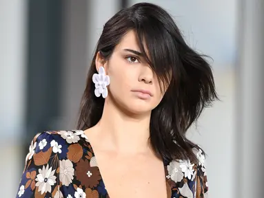  Model Kendall Jenner saat membawakan busana rancangan Michael Kors koleksi Spring/Summer 2017 dalam ajang New York Fashion Week  di Manhattan, AS (14/9). Kendall Jenner tampil cantik dengan gaun bermotif bunga. (AFP Photo/Angela Weiss)