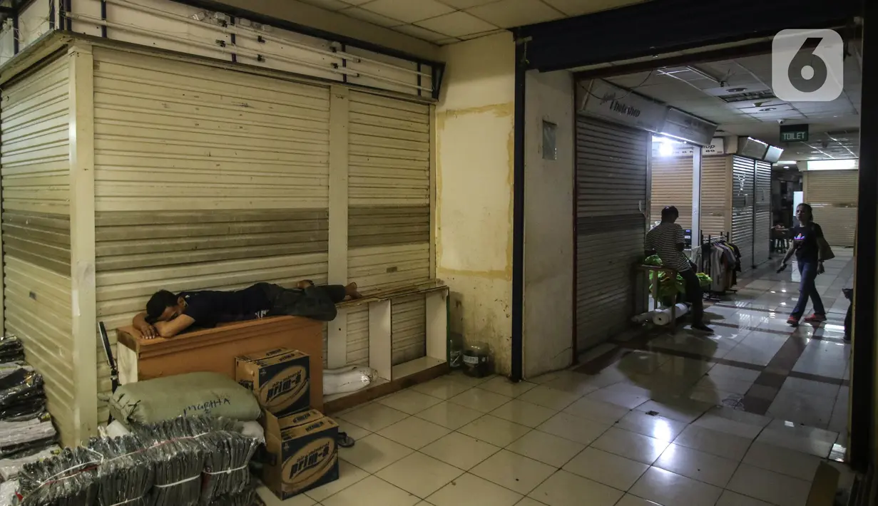 "Kalau untuk blok A tanah abang, kios buka dan tutup masih terbilang normal ya, 83-85 perse kios masih buka. Selebihnya kios yang tutup itu karena memang belum terjual atau tersewa, kondisi seperti ini masih sama dengan kondisi normal sbelum pandemi," ungkapnya. (Liputan6.com/Angga Yuniar)