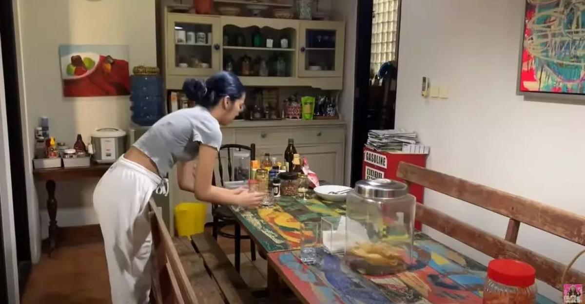 7 Potret Dapur di Rumah Bimbim Slank, Dilengkapi Mini Bar Bernuansa Klasik dengan Toples Jadul
