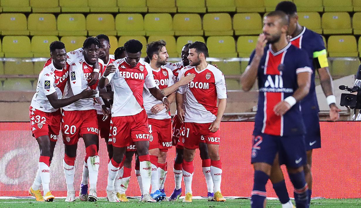 Pemain AS Monaco merayakan gol yang dicetak Cesc Fabregas ke gawang PSG pada laga lanjutan Liga Prancis di Stadion Stade Louis II, Sabtu (21/11/2020) dini hari WIB. PSG takluk 2-3 oleh AS Monaco. (AFP/Valery Hache)