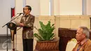 Presiden Jokowi (kiri) saat memberi kata sambutan pada peringatan Hari Habitat Dunia 2015 di Istana Negara, Jakarta, Selasa (6/10). Hari Habitat Dunia diperingati setiap Senin pertama Oktober. (Liputan6.com/Faizal Fanani)