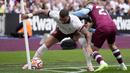 Bek Manchester City, Kyle Walker (kiri) berusaha mempertahankan bola dari gangguan gelandang West Ham United, Jarrod Bowen pada laga pekan kelima Premier League 2023/2024 di London Stadium, London, Sabtu (16/9/2023) malam WIB. (AP Photo/Kin Cheung)