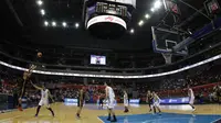 Pemain Basket Indonesia saat melawan Filipina pada laga semifinal SEA Games 2019 di Mall Of Asia Arena, Manila, Senin (9/12). Indonesia kalah 97-70 dari Filipina. (Bola.com/ M Iqbal Ichsan)