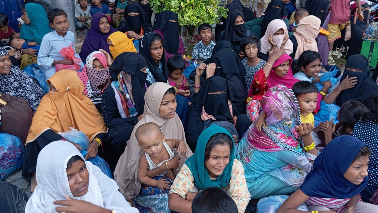 Tiba di Kantor Kanwil Kemenkumham Aceh yang hanya berjarak ratusan meter dari Balai Meuseuraya Aceh, pengungsi yang terdiri dari anak-anak, perempuan, dan laki-laki dewasa itu diturunkan.