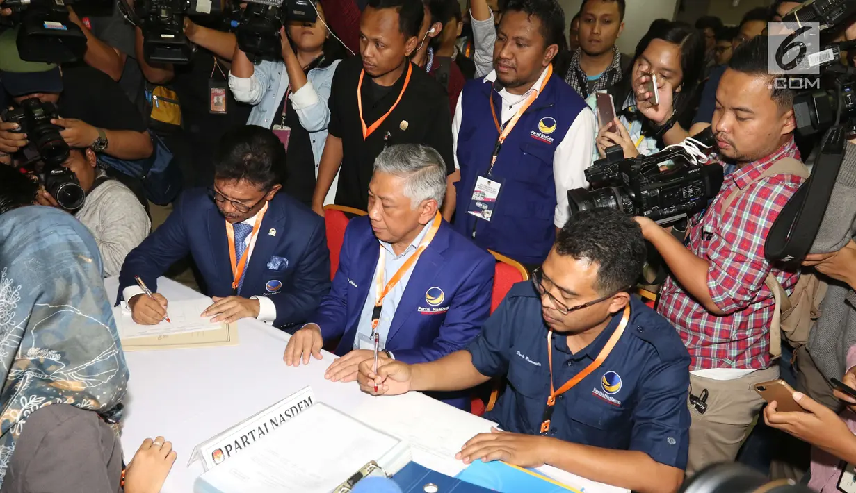 Ketua Bapilu NasDem, Effendy Choirie bersama fungsionaris partai mendaftarkan bakal calon anggota legislatif untuk Pemilu 2019 di kantor KPU RI, Jakarta, Senin (16/7). Nasdem mendaftarkan 575 orang dari 80 dapil DPR RI. (Liputan6.com/Angga Yuniar)