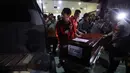 Petugas membawa peti jenazah salah satu korban kecelakaan kereta api, yang melibatkan KA Argo Bromo Anggrek dan KRL Commuter Line di Stasiun Bekasi Timur, usai diidentifikasi di Rumah Sakit Polri Kramat Jati, Jakarta Timur, Selasa (28/4/2026). (Kapanlagi.com/Budy Santoso)