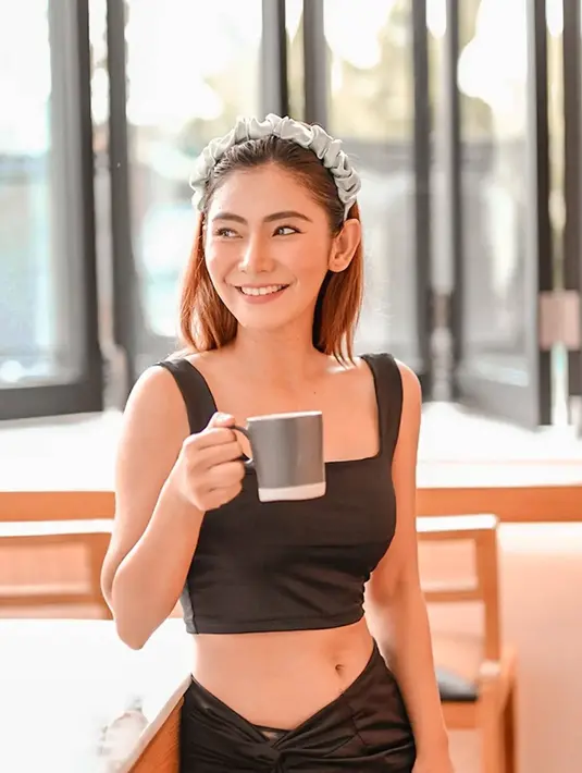 Seru abadikan momen liburannya tersebut, selain isi waktu luangnya di sela kesibukannya jalani syuting, ia pun cukup menyukai travelling. Dalam beberapa unggahan di Instagramnya, ia pun beberapa kali jalani liburan sampai luar negeri. (Liputan6.com/IG/@mettapermadi89)