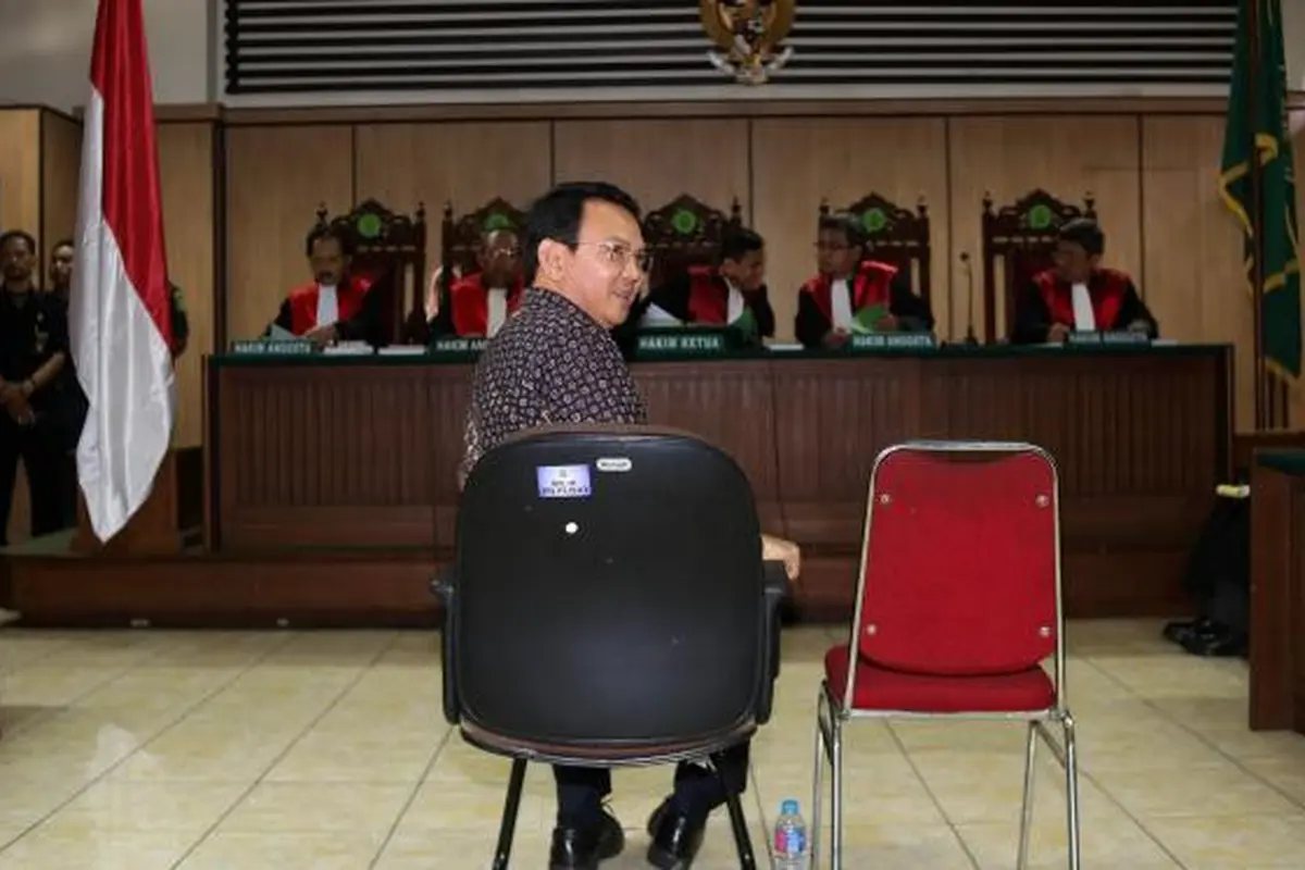 Senyum Ahok di Ruang Sidang Hari Ini