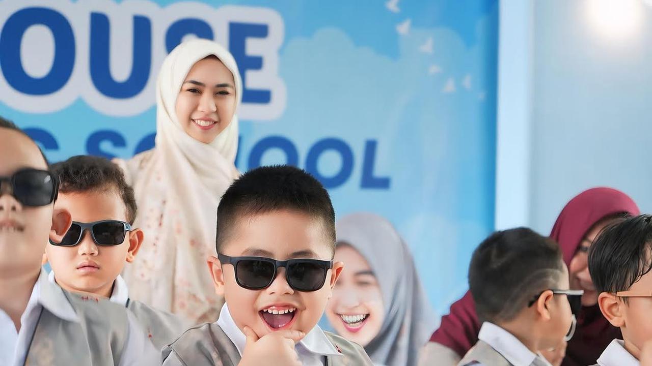 Potret Sulaiman Anak Oki Setiana Dewi Kembali Sekolah di Indonesia Setelah Pulang dari Mesir, Ceria dengan Teman-teman
