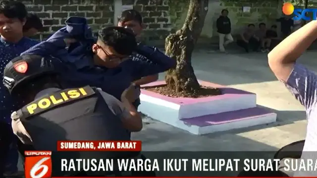 Sebelum masuk ruangan, warga diperiksa secara menyeluruh oleh polisi untuk memastikan tidak membawa barang yang dilarang.