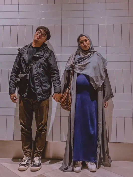 "Bismillah. Assalamualaikum semua, Alhamdulillah kemaren hari sabtu 21 maret 2020 lahir anak ke 4 kami jam 16.55 WIB hehe," tulis Ricky Harun, Minggu (22/3/2020). (Instagram/rickyharun)