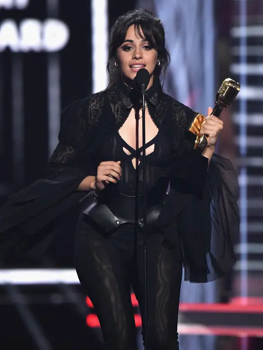 Penyanyi Camila Cabello memberi ucapan terima kasih di atas panggung saat meraih penghargaan Billboard Achievement Award dalam Billboard Music Awards 2018 di Las Vegas (20/5). (Ethan Miller/Getty Images/AFP)