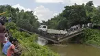 Penduduk desa berkumpul di dekat jembatan yang roboh di desa Phasidewa dekat perbatasan India-Bangladesh di pinggiran Siliguri di negara bagian India, Bengal Barat (7/9). Tidak ada korban dalam kejadian jembatan roboh tersebut. (AFP Photo/Diptendu Dutta)