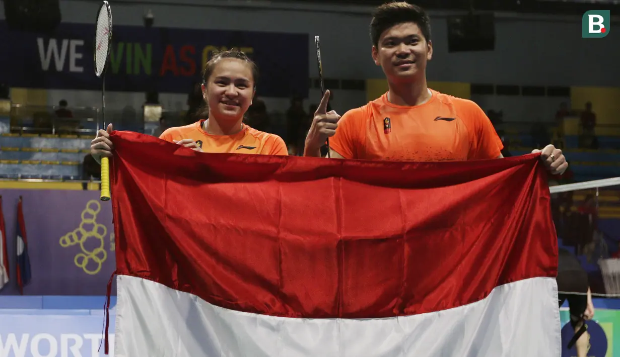 Ganda campuran, Praveen Jordan / Melati Daeva, merayakan kemenangan atas ganda Malaysia, Goh Soon Huat / Lai Shevon pada laga final SEA Games 2019 di Multinlupa Sports Complex, Senin (9/12). Praveen / Melati menang 21-19, 12-21 dan 23-21. (Bola.com/M Iqbal Ichsan)