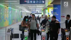 Penumpang antre untuk menaiki kereta MRT di Stasiun Dukuh Atas, Jakarta, Senin (29/7/2019). Hingga Juli 2019, penumpang per hari Ratangga (nama kereta MRT) mencapai angka rata-rata tertinggi sebanyak 94.824 penumpang atau naik sebesar 15,9 persen dibanding Juni. (Liputan6.com/Faizal Fanani)
