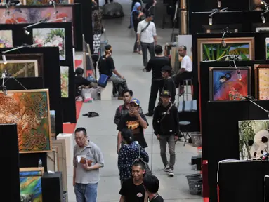 Suasana Indonesian Art Festival "Pesta Seni Rupa Indonesia" di Museum Nasional, Jakarta, Minggu (10/11/2019). Festival yang digelar 9-18 November 2019 ini menghadirkan karya lukis dan patung hasil goresan 200 seniman dari berbagai daerah di Indonesia. (merdeka.com/Iqbal S. Nugroho)