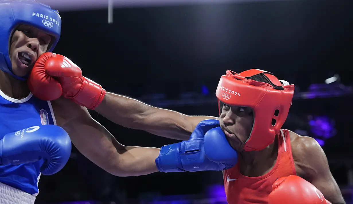 Cindy Ngamba memastikan kontingen pengungsi Olimpiade Paris 2024 meraih medali setelah ia lolos ke babak semifinal olahraga tinju pada Minggu. (AP Photo/Ariana Cubillos)