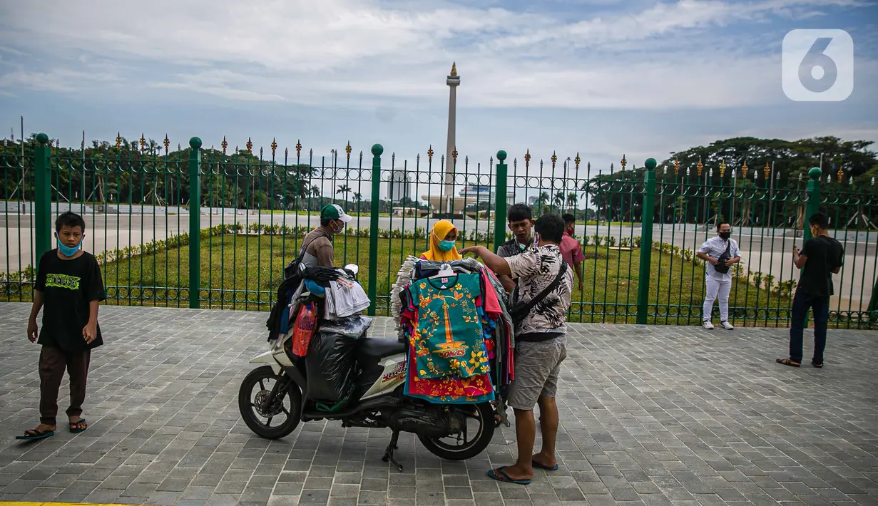 Warga saat berada di kawasan Monumen Nasional atau Monas di Jakarta, Jumat (1/1/2021).  masuk Monas, Jakarta Pusat, Jumat, 25 Desember 2020. Sejumlah tempat wisata dan taman terbuka yang dikelola Pemprov DKI ditutup selama hari Natal dan Tahun Baru. (Liputan6.com/Faizal Fanani)