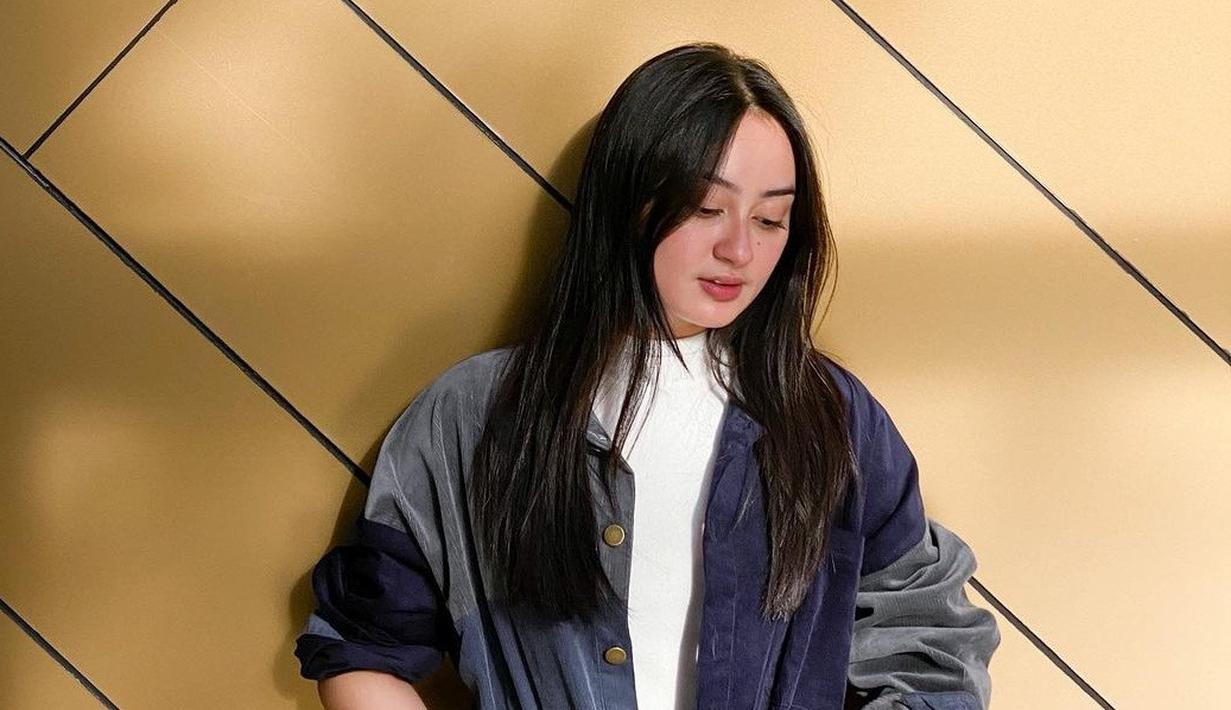 Pemilik nama asli Citragama Prameswari ini memang selalu tampil menawan. Ia kerap menggunakan baju putih dengan outer berwarna gelap. Rambut hitamnya yang terurai membuatnya makin anggun. (Liputan6.com/IG/@memes_prameswari)