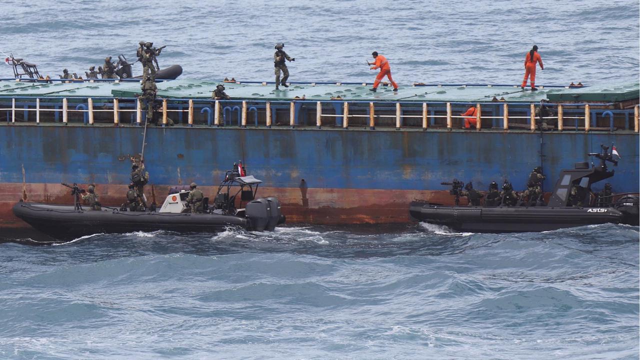 FOTO: Parade Kapal Perang dan Atraksi Prajurit  TNI AL Meriahkan Sailing Pass 2025
