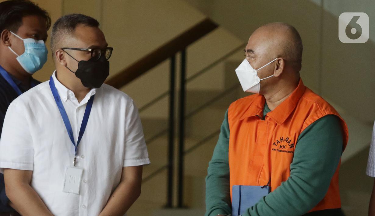 Wali Kota Bekasi nonaktif Rahmat Effendi (kanan) usai menjalani pemeriksaan lanjutan di Gedung KPK, Jakarta, Kamis (17/2/2022). Rahmat Effendi diperiksa sebagai tersangka dugaan penerimaan suap pengadaan barang, jasa serta lelang jabatan di Pemkot Bekasi. (Liputan6.com/Helmi Fithriansyah)