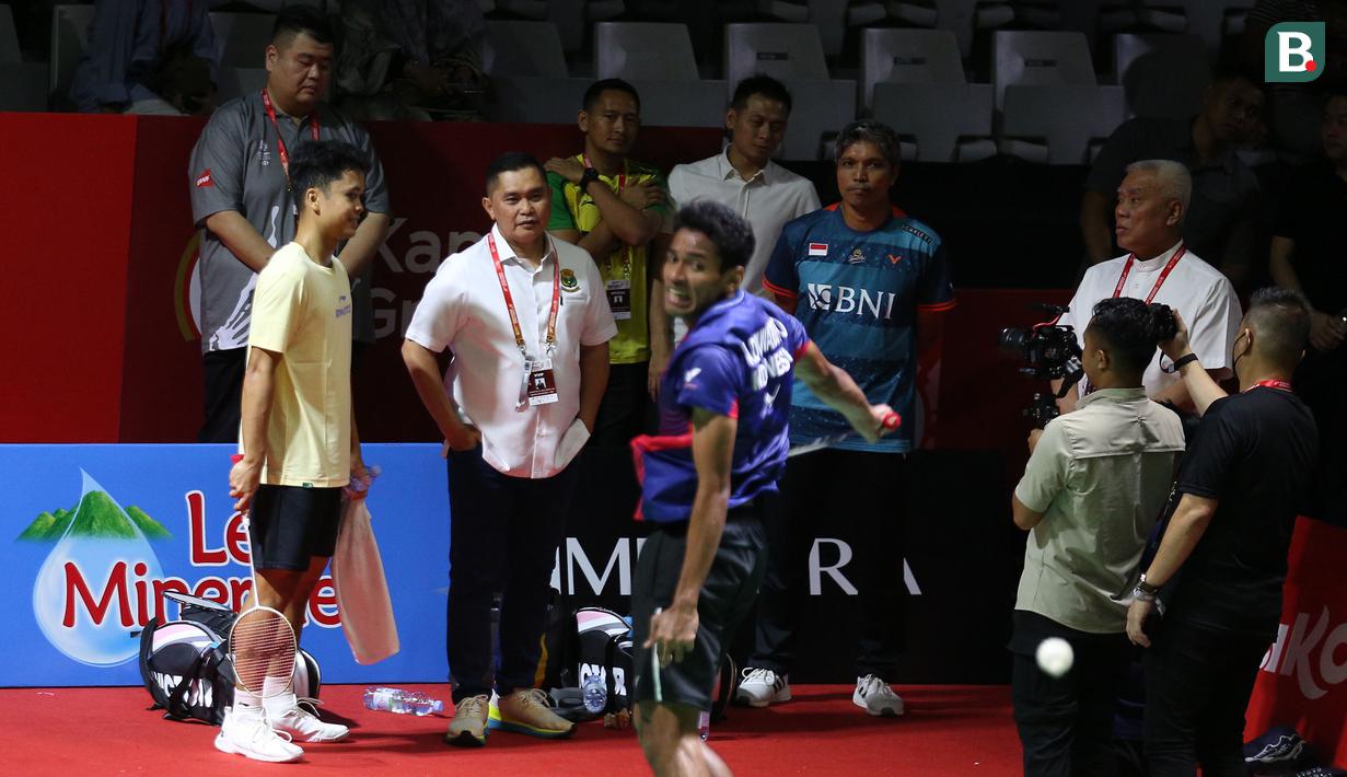 Sekretaris Jenderal PP PBSI, Muhammad Fadil Imran meninjau latihan para pebulu tangkis tunggal putra Indonesia menjelang Indonesia Open 2023 di Istora Senayan, Jakarta, Senin (12/06/2023). Turnamen BWF Super 1000 tersebut diikuti oleh 268 atlet dari 20 negara yang berlangsung pada 13-18 Juni 2023. (Bola.com/Bagaskara Lazuardi)