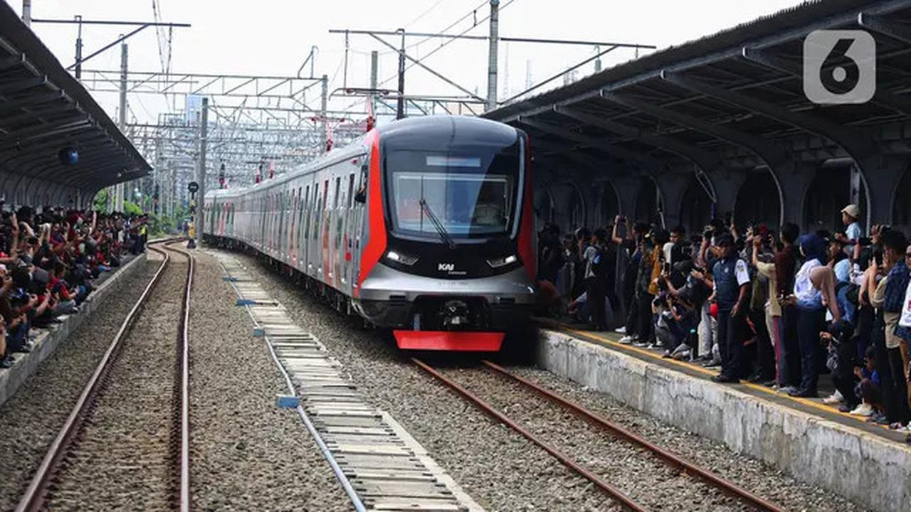 Antusiasme Warga Saksikan Parade Napak Tilas 100 Tahun Operasional KRL di Indonesia