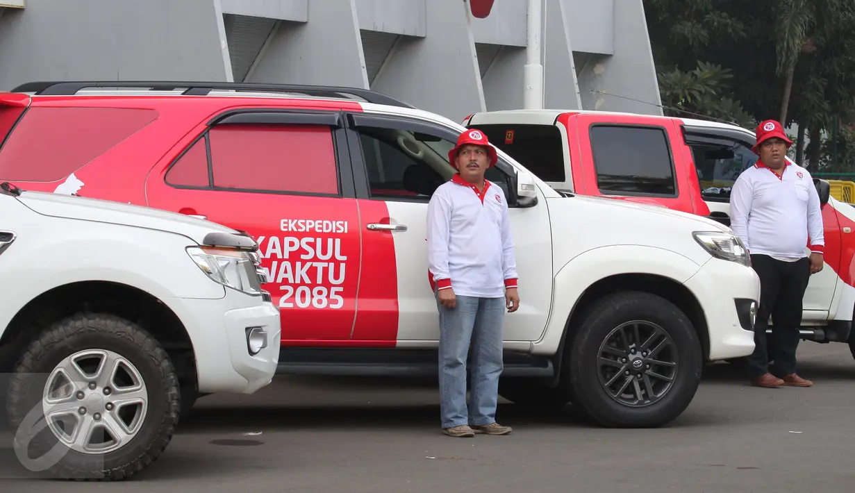 Tim Ekspedisi Kapsul Waktu berdiri di dekat mobil saat pelepasan di Gelora Bung Karno, Jakarta, Kamis (17/9). Tiga mobil tersebut akan melakukan perjalanan keliling Indonesia guna mewujudkan mimpi melalui aspirasi masyarakat. (Liputan6.com/Angga Yuniar)