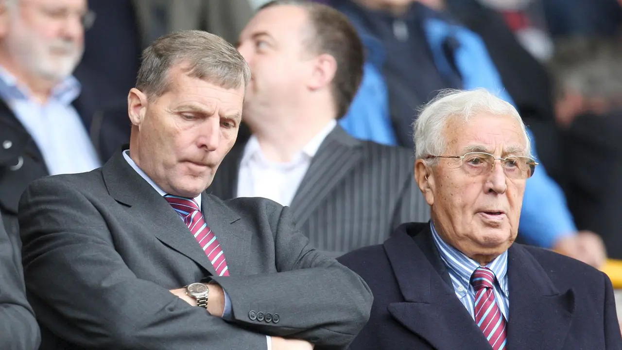 Petinggi Aston Villa, Jenderal Charles Krulak