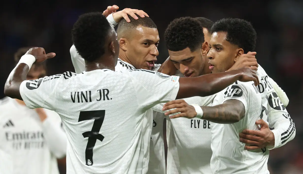 Bermain di stadion Santiago Bernabeu, Real Madrid sukses menghajar RB Salzburg dengan skor telak 5-1. (Pierre-Philippe MARCOU/AFP)