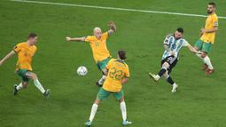 Lionel Messi berhasil menyumbang satu gol saat kemenangan 2-1 Argentina atas Australia di babak 16 besar Piala Dunia 2022, Sabtu (04/12/2022) dini hari WIB. Golnya ke gawang Mathew Ryan merupakan gol pertama dalam kariernya di fase gugur Piala Dunia. (AP/Alessandra Tarantino)