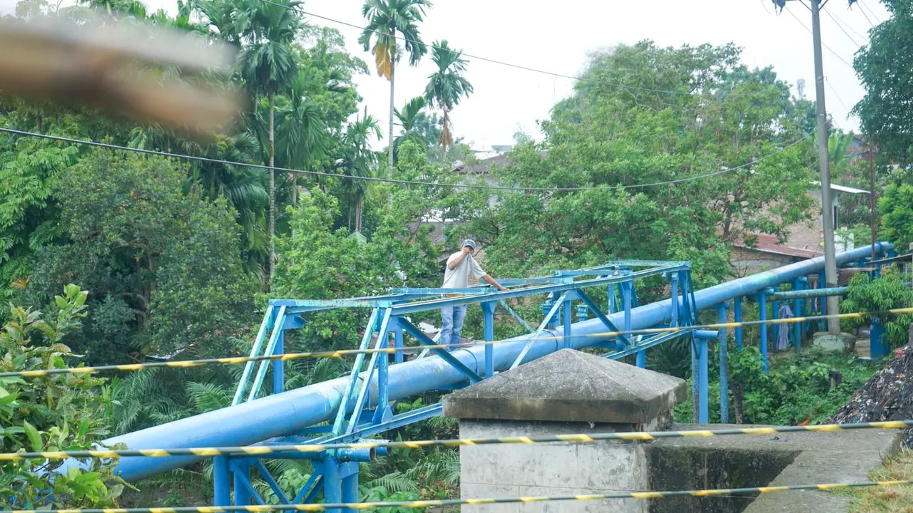 Siswa SMP di Medan Seberangi Pipa untuk Sekolah