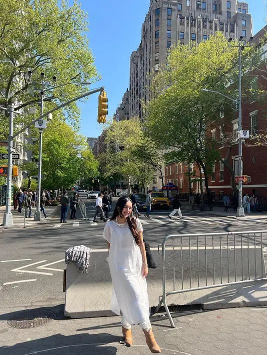 Beby Tsabina memadukan tampilannya dengan midi boots kulit berwarna cokelat. Foto: Instagram.