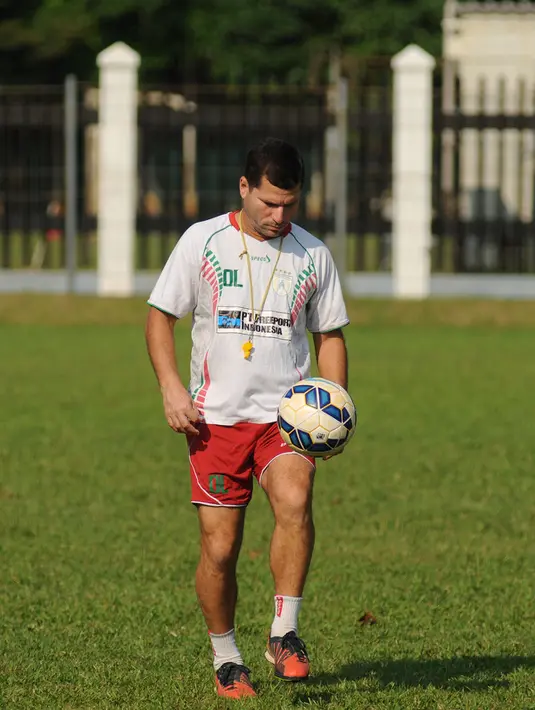 Pelatih Persipura, Oswaldo Lessa terlihat asyik memainkan bola di sela-sela latihan di Lapangan C Senayan, Jakarta, (5/5/2015). Latihan tersebut merupakan persiapan jelang AFC 2015 di Bengaluru, India, 12 Mei mendatang. (Liputan6.com/Helmi Fithriansyah)