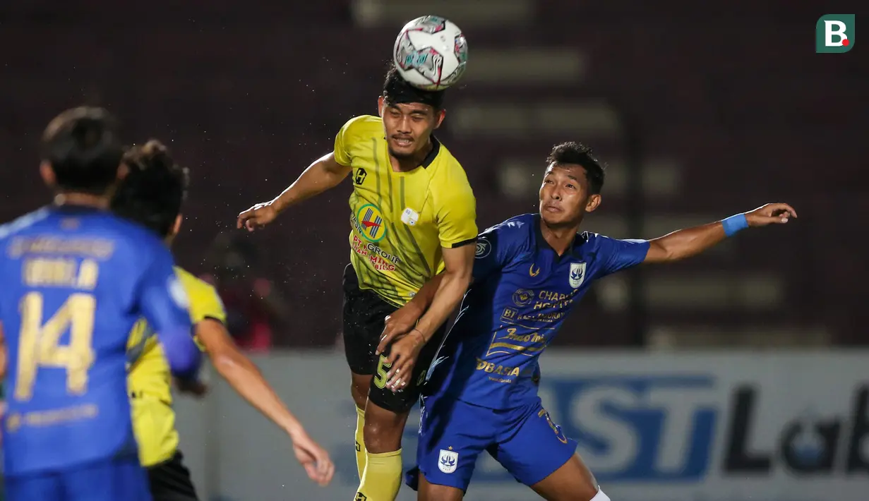 Pemain Barito Putera, Dandi Maulana Abdulhak (kiri) dan pemain PSIS Semarang, Andreas Crismanto Ado berebut bola dalam laga pekan ke-8 BRI Liga 1 2021/2022 di Stadion Sultan Agung, Bantul, Rabu (20/10/2021). (Bola.com/Bagaskara Lazuardi)