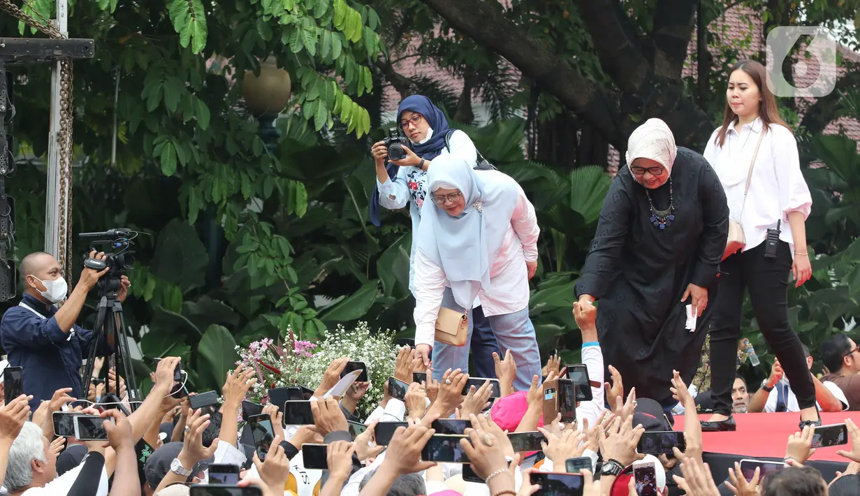 Istri Gubernur DKI Jakarta Anies Baswedan, Fery Farhati bersama Istri Wakil Gubernur DKI Jakarta Ahmad Riza Patria, Ellisa Sumarlin menyapa warga saat acara perpisahan di Balai Kota, Jakarta pusat, Minggu (16/10/2022). Pemprov DKI Jakarta bersama relawan menggelar acara perpisahan untuk Gubernur DKI Jakarta Anies Baswedan yang masa jabatannya berakhir tepat hari ini. (Liputan6.com/Herman Zakharia)