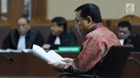 Terdakwa korupsi proyek e-KTP, Setya Novanto saat mengikuti sidang pembacaan nota pembelaan di Pengadilan Tipikor, Jakarta, Jumat (13/4). Sidang mendengar pembacaan nota pembelaan terdakwa. (Liputan6.com/Helmi Fithriansyah)