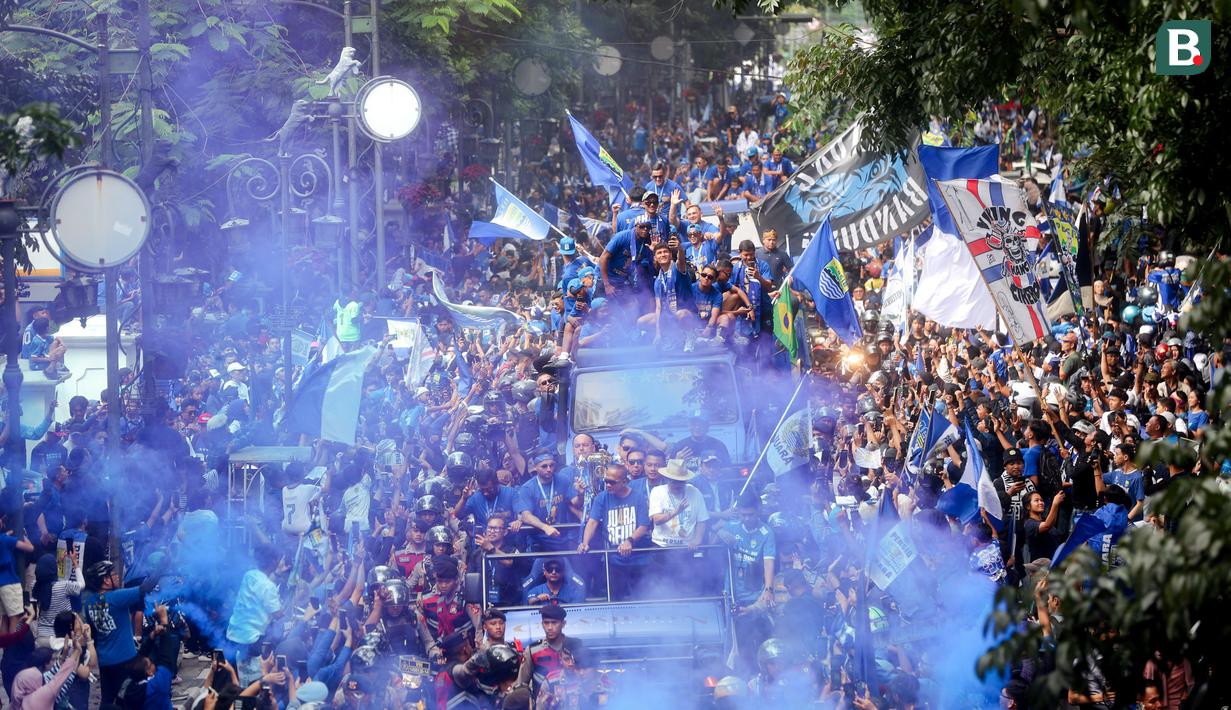 Tim Persib Bandung merayakan kemenangan mereka sebagai juara BRI Liga 1 musim 2024/2025 dengan menggelar pawai meriah di Kota Bandung, Minggu (25/5/2025). (Bola.com/M Iqbal Ichsan)