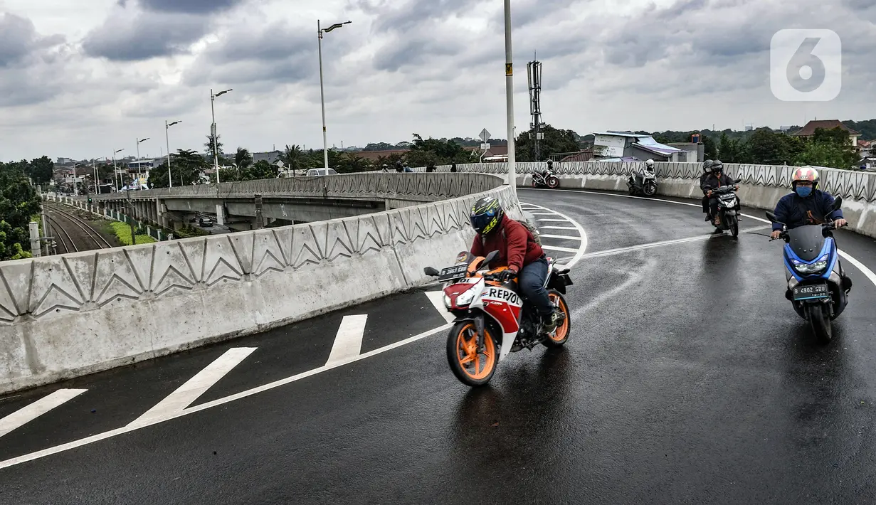 Pengendara sepeda motor melintasi jalan layang atau flyover Tanjung Barat, Jakarta, Minggu (31/1/2021). Pemprov DKI Jakarta melalui Dinas Bina Marga melakukan uji coba dua flyover tapal kuda, yakni Tanjung Barat dan Lenteng Agung. (merdeka.com/Iqbal S. Nugroho)