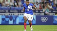 Gelandang Prancis Andy Diouf mengontrol bola saat melawan Mesir pada laga semifinal sepak bola Olimpiade 2024 (AP)
