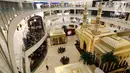 Sebuah instalasi Istana Alhambra di Mal Senayan City, Jakarta Pusat, Kamis (15/4/2022). Instalasi megah setinggi 14 meter itu merupakan perwujudan dari tema The Divine Ramadan yang dibuat untuk menyemarakkan bulan puasa. (Liputan6.com/Herman Zakharia)